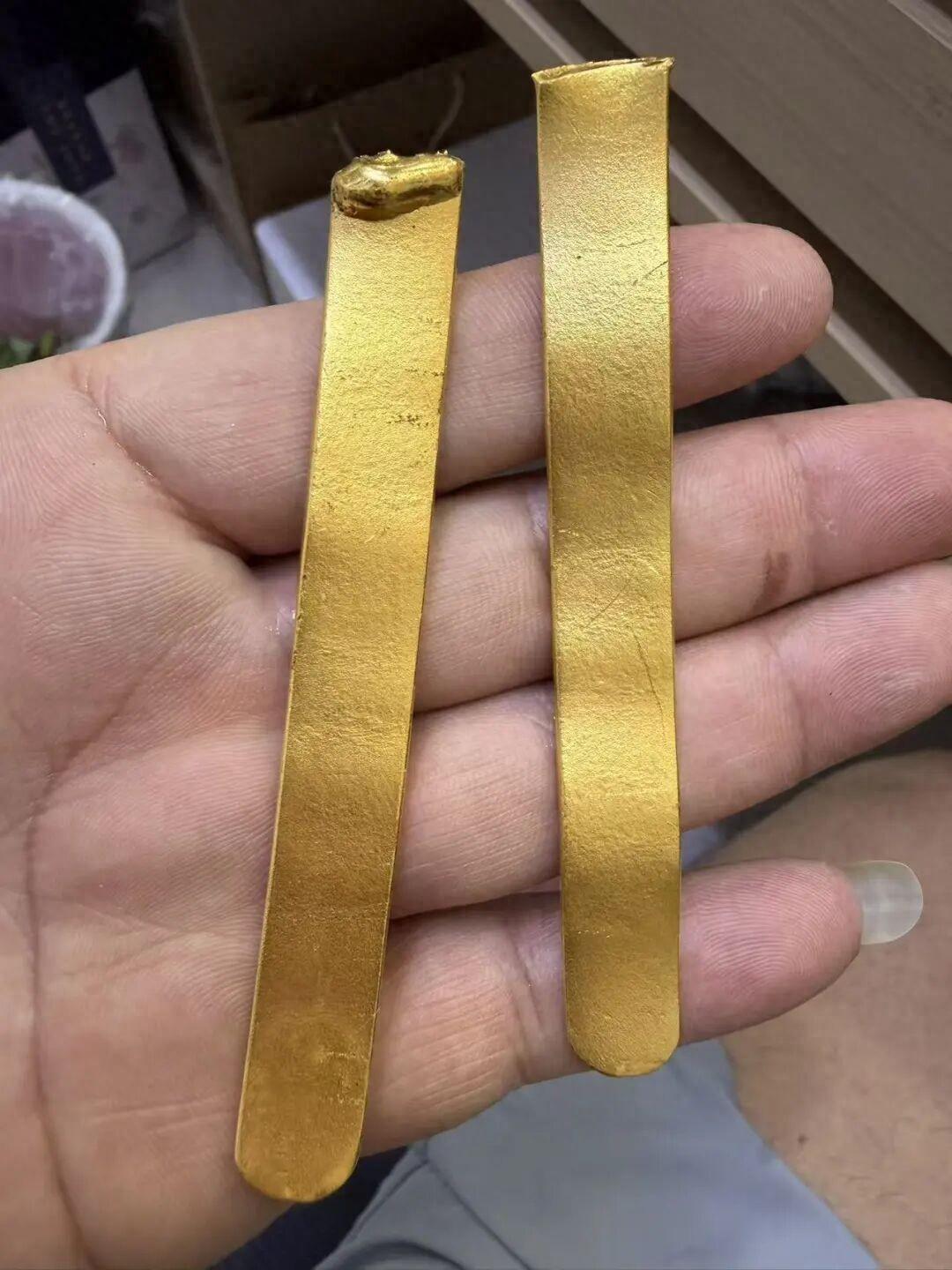 “真是防不胜防！”宁夏银川，一名女子在买菜时，一名男子突然跑过来抱住她的腿，指责