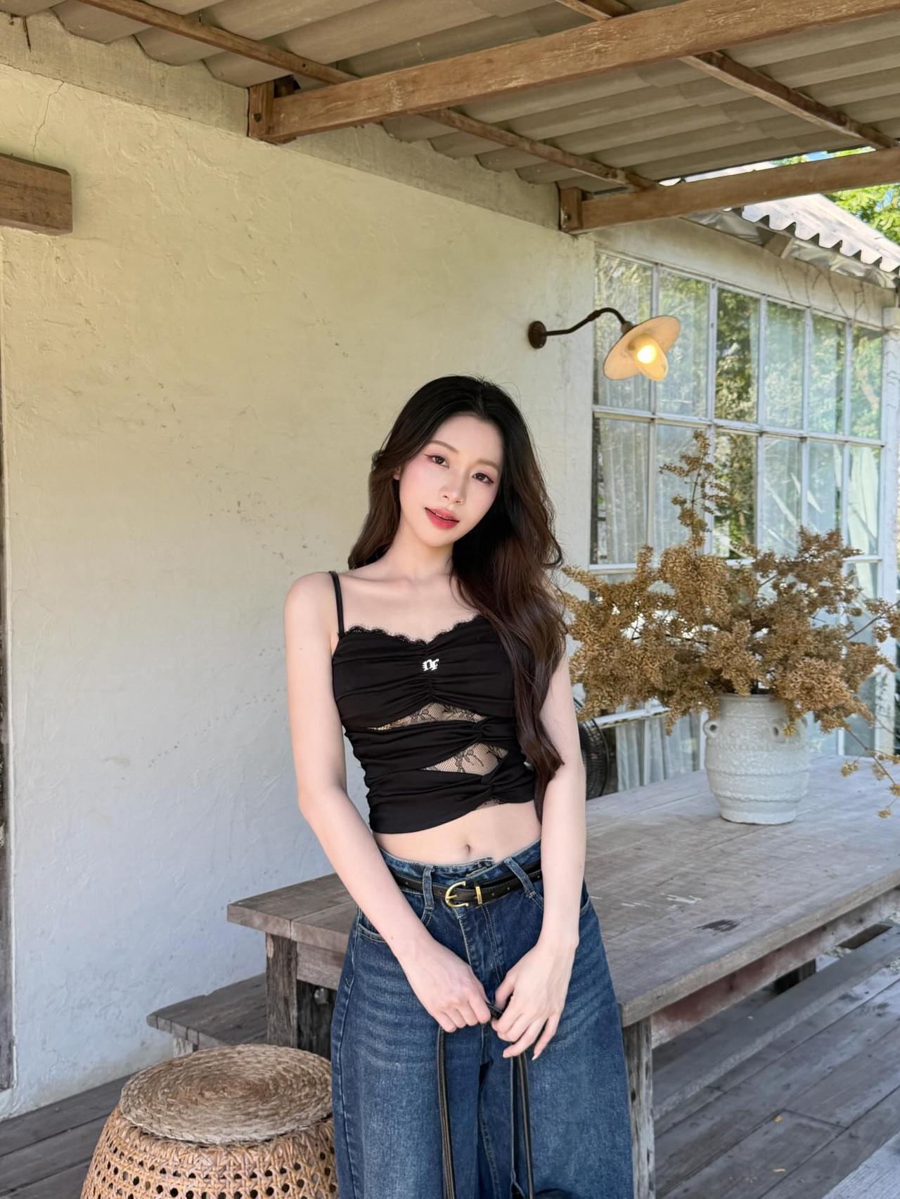 复古风穿搭，牛仔裙搭配黑色蕾丝上衣，优雅又时尚！你觉得怎么样穿搭才更有气质呢？