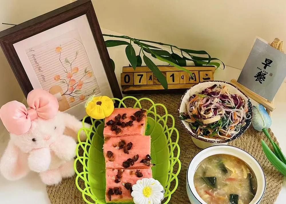 甘肃天水一幼儿园幼儿血铅异常有了进一步消息，当地有关部门初步判断幼儿园提供的三色