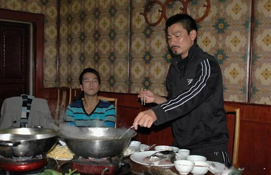 2005年，拍摄电影《墨攻》收工之后，刘德华和剧组人员吃涮羊肉。刘德华还留着影片