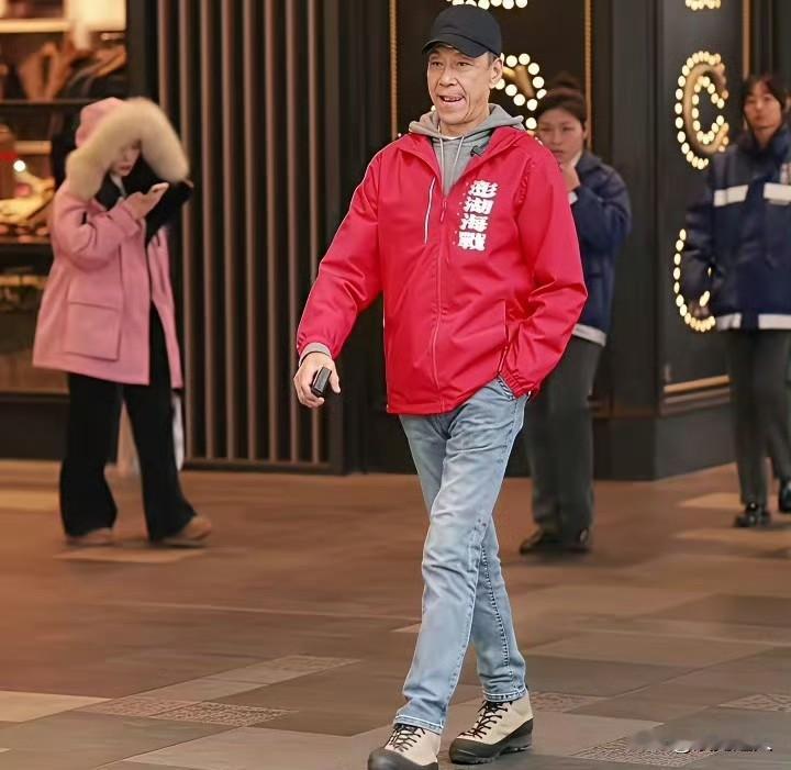 出生于1946年，虚岁马上80了！看这身姿状态一点也看不出来，精神抖擞！身材挺拔