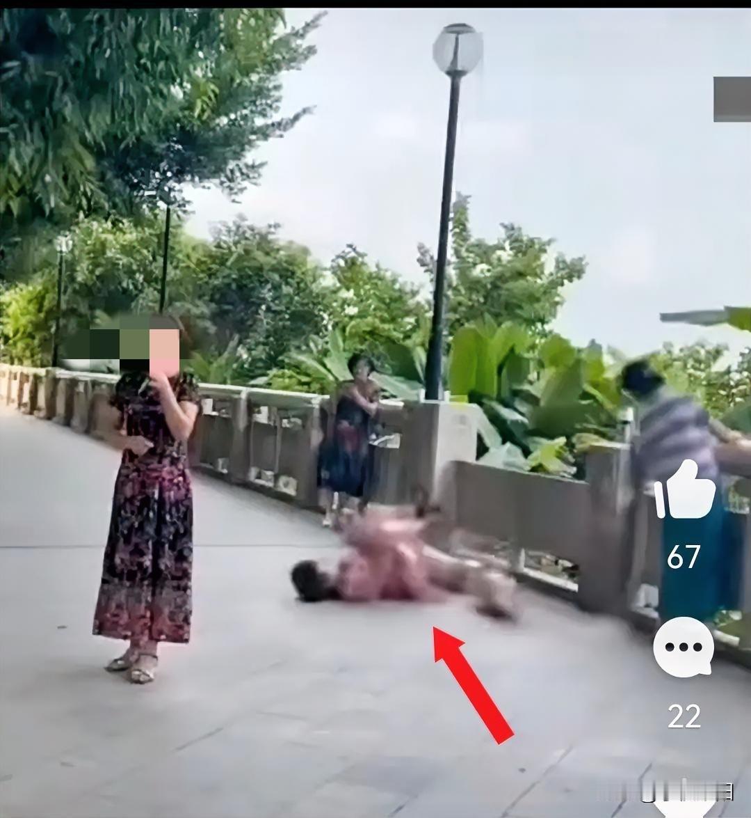 某地一大妈早上在公园晨练的时候，与其他两名大妈一样双手搭在石柱护栏上向内进行拖拽