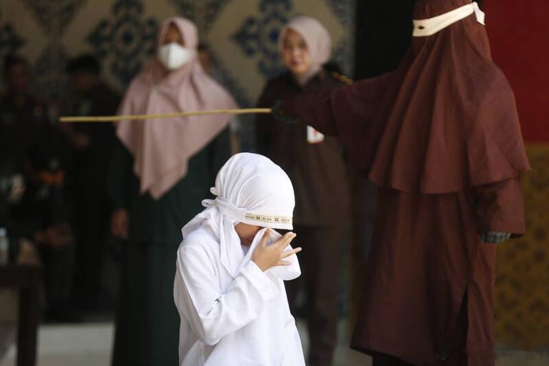 偷尝禁果代价惨重！印尼情侣遭公开鞭刑140下，女子痛晕被抬离现场海外新鲜事印尼