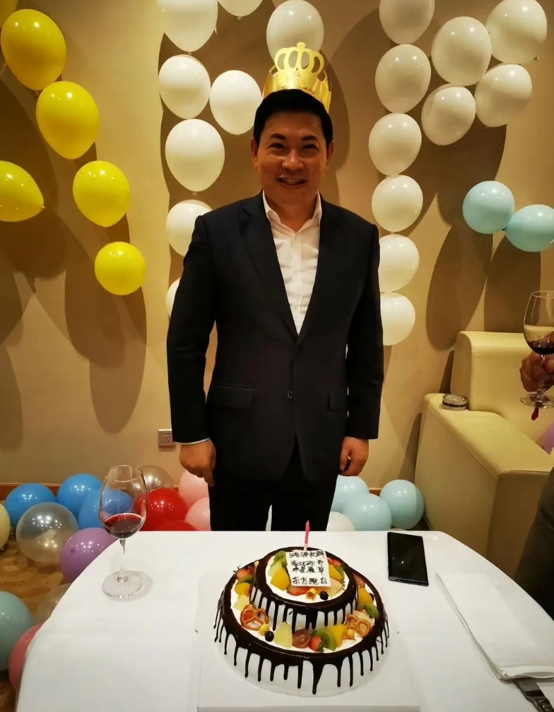 今天是2025年8月9日，也是华为“猛将”余承东56周岁的生日。从贫困吃不饱