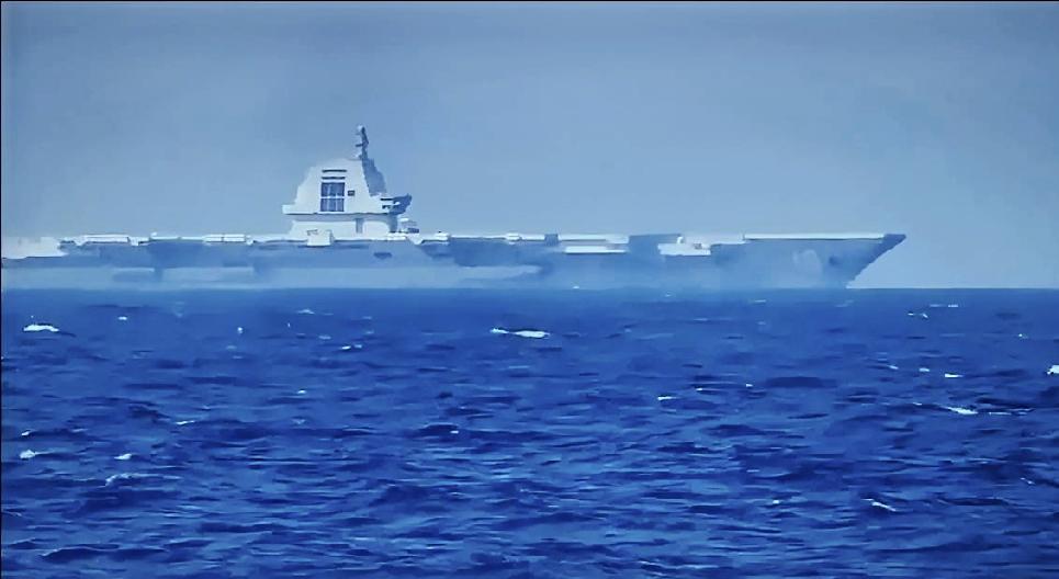 软硬兼施！福建舰空甲板穿越台海，以克制传递和平信号，主权底线绝不动摇！2025