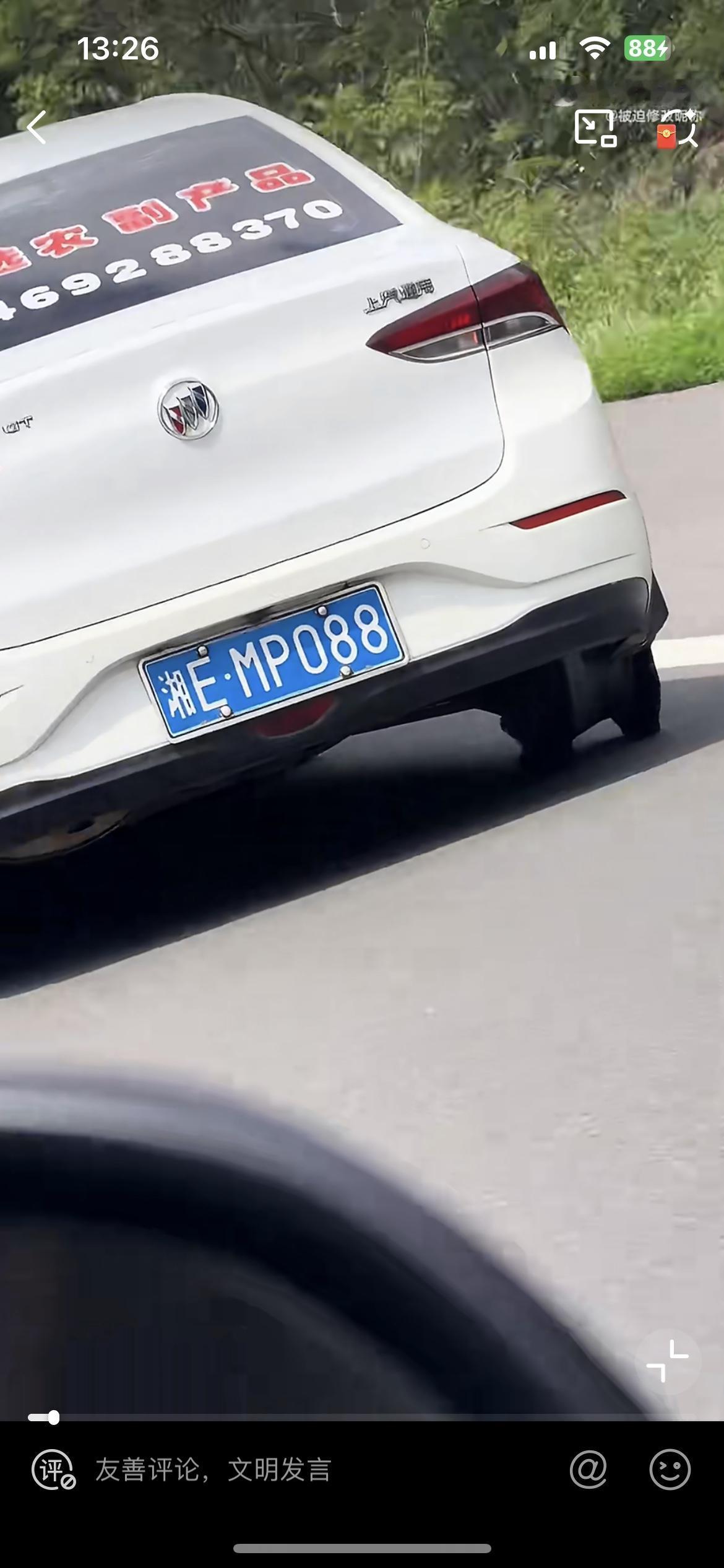 马大哈女司机车轮子都跑掉了，竟然浑然不知，这可跑的是高速，时速至少100公里