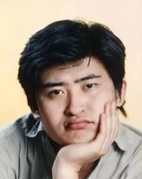 1988年，刘欢爱上相处9天的卢璐，向她求婚，但卢璐大刘欢2岁，2人异地，长辈强