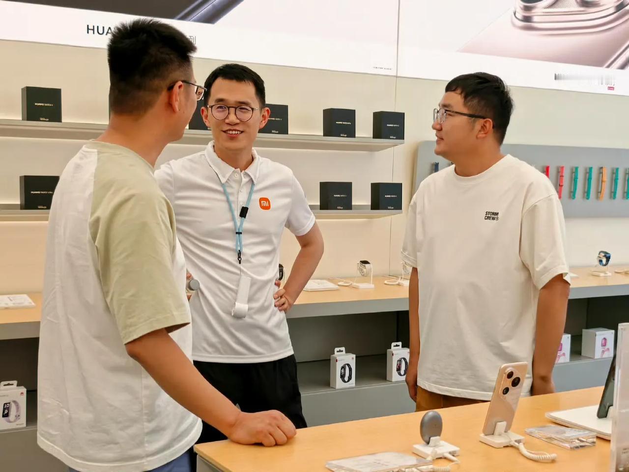 6月13日，小米市场部总经理王腾竟然去华为门店看新出的手机Pura80了！去的地