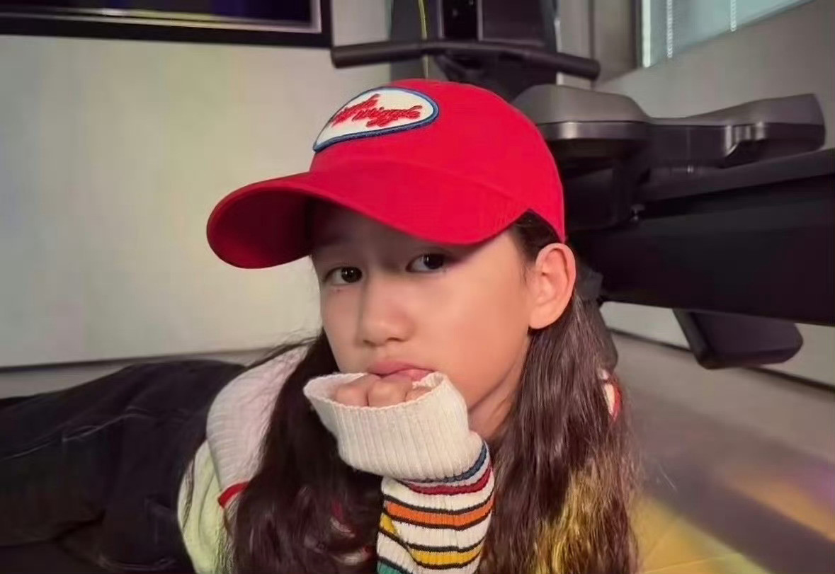 黄磊二女儿长得好像黄磊最好笑的是有人说多妹脸颊两边对称的泪痣是标志，跟姐姐单颗泪