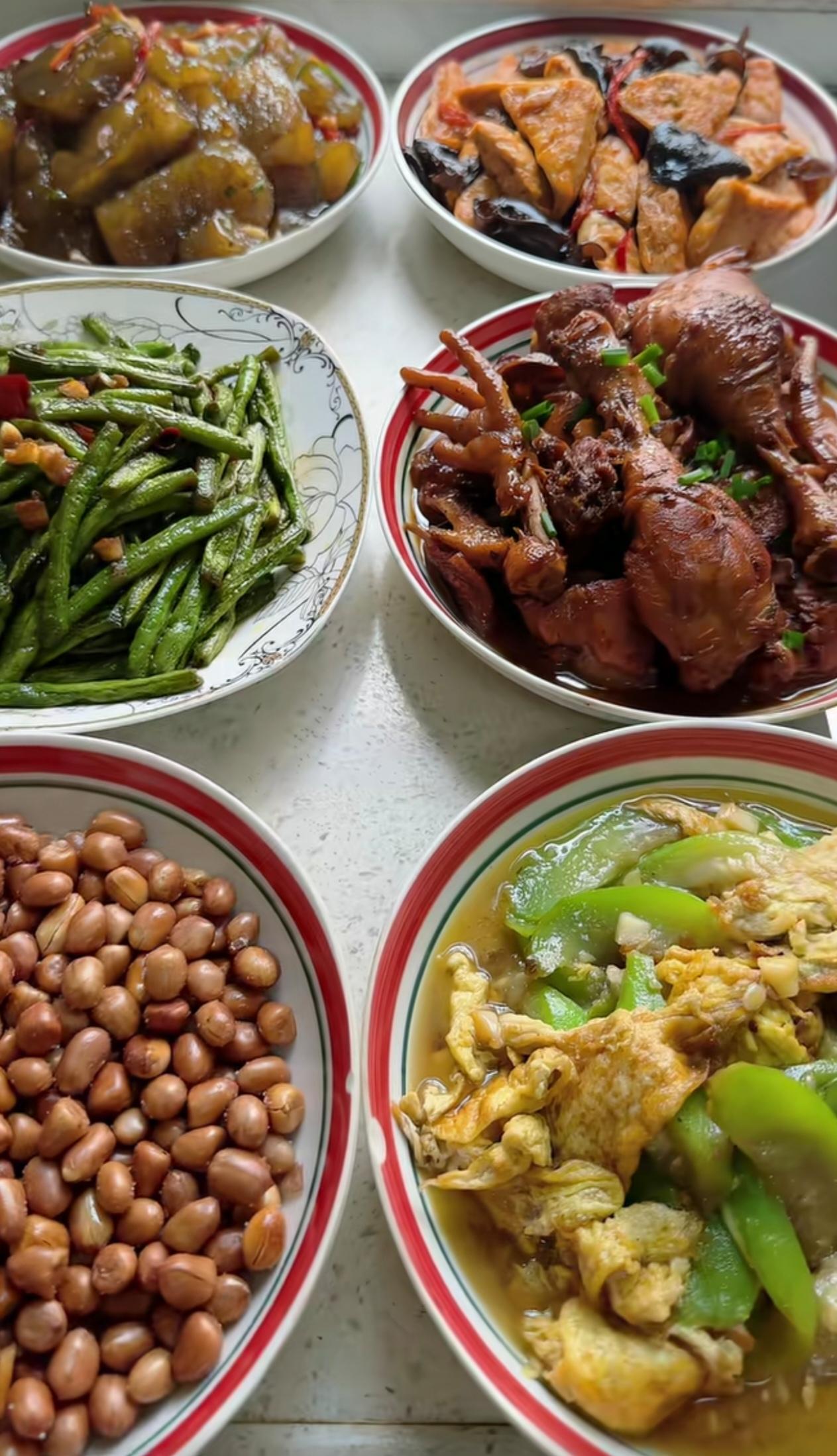 上午到农村大娘家做客，堂嫂用土灶做了满满一桌农家菜。有红烧鸡肉、烧豆腐、薯粉
