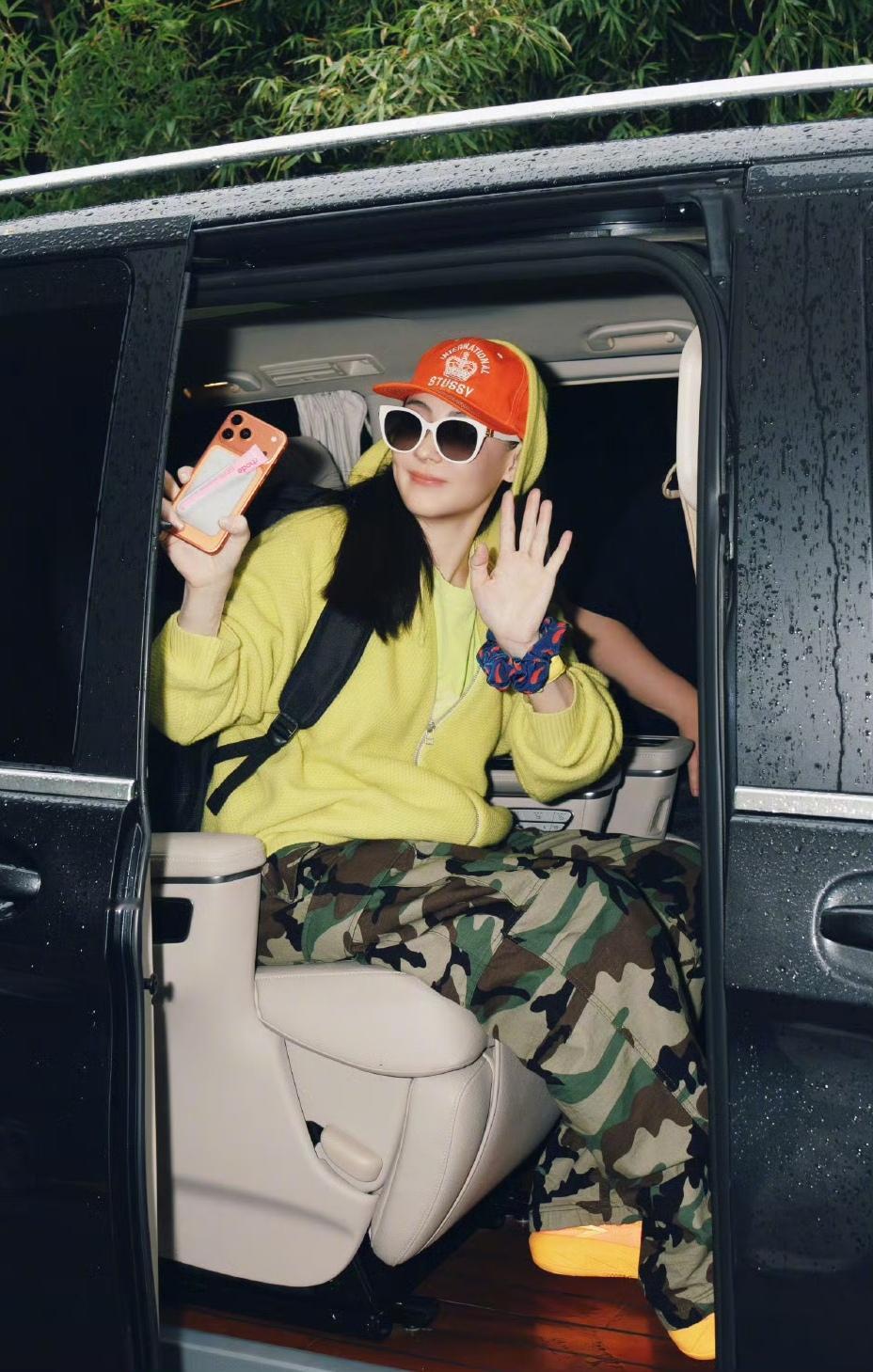 张柏芝真会穿把这么难穿的黄色外套穿出了时尚新高度只因她搭配了一条迷彩裤与