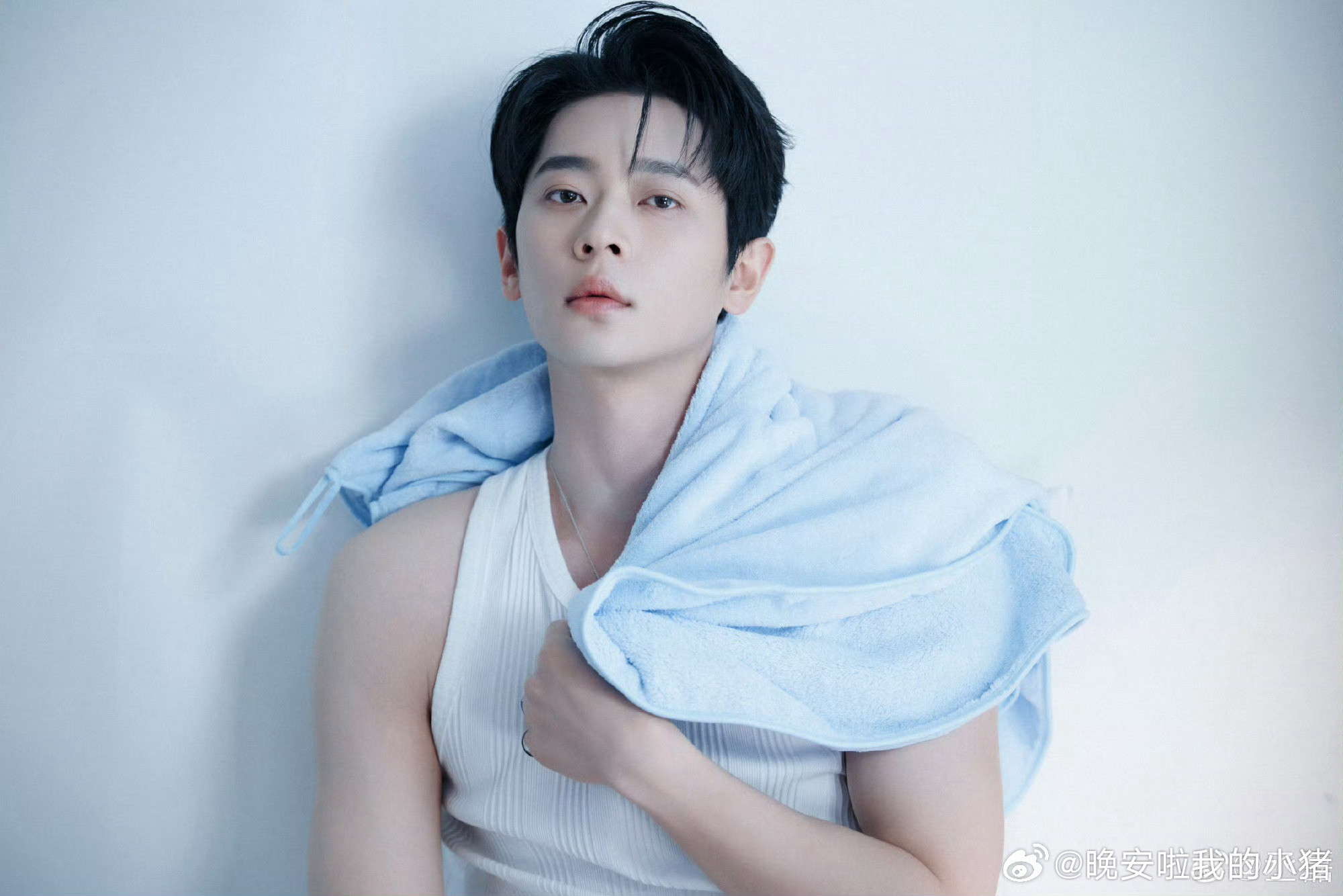 丞磊追剧团活动造型，内搭白背心如此火热🥵🥵