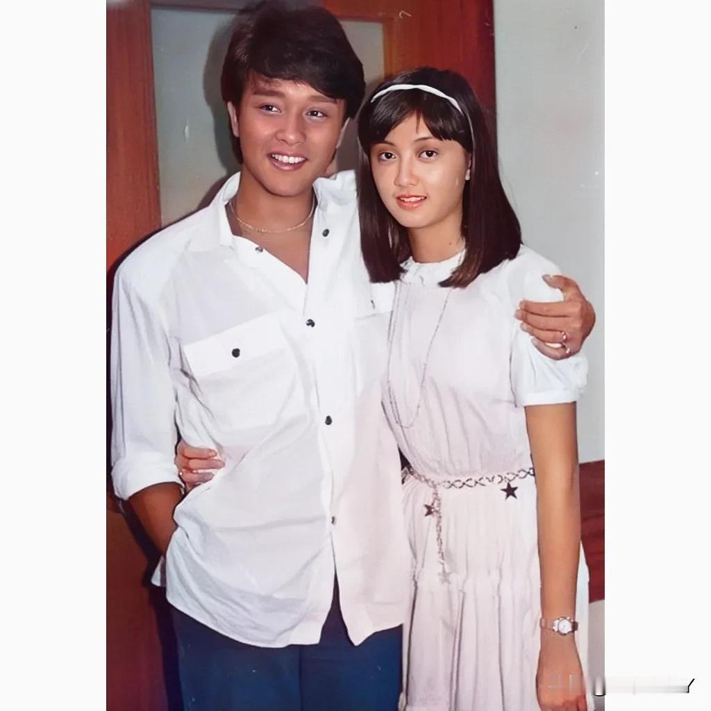 一张摄于1981年香港的老照片，照片中的男子是哥哥张国荣，那时候他才25岁，还未