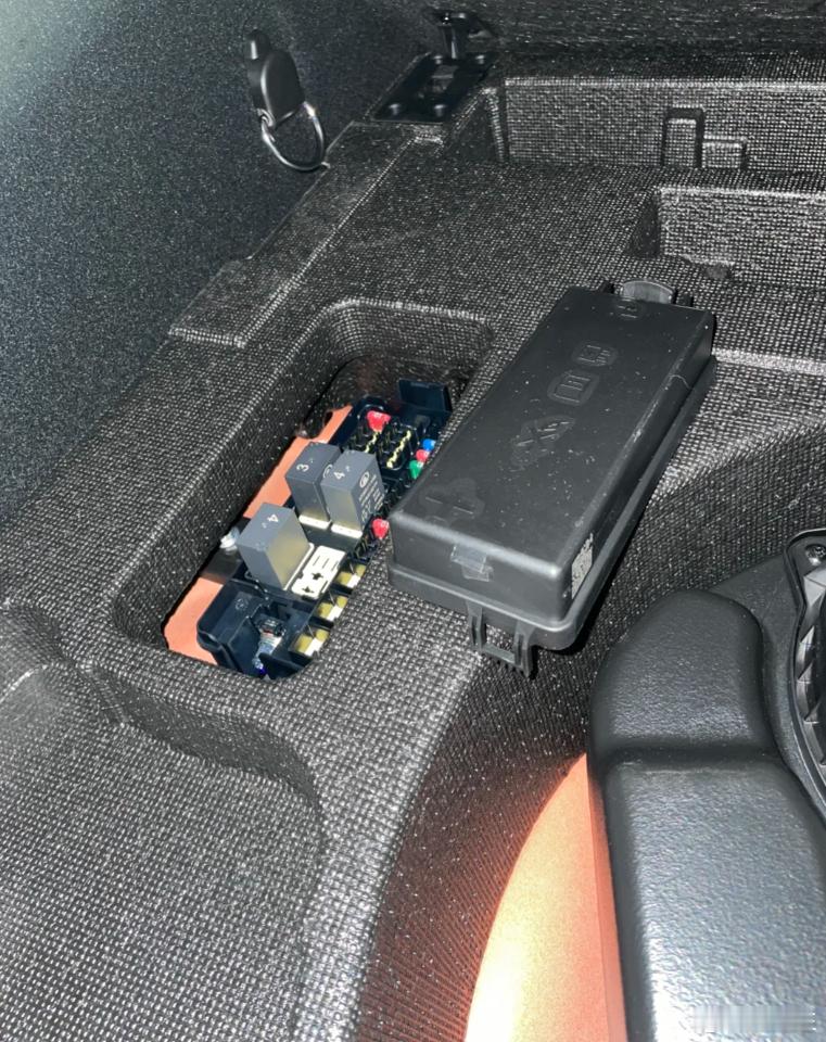 车后备箱底下这是啥？为啥四个像插座的玩意儿插了三个，还有那个红的蓝的绿的小玩意儿