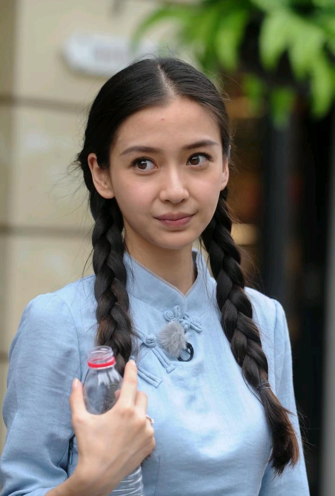 杨颖现在感觉挺着急的，她一直想能继续代言和拍戏，可试探后还是不太行，只能在