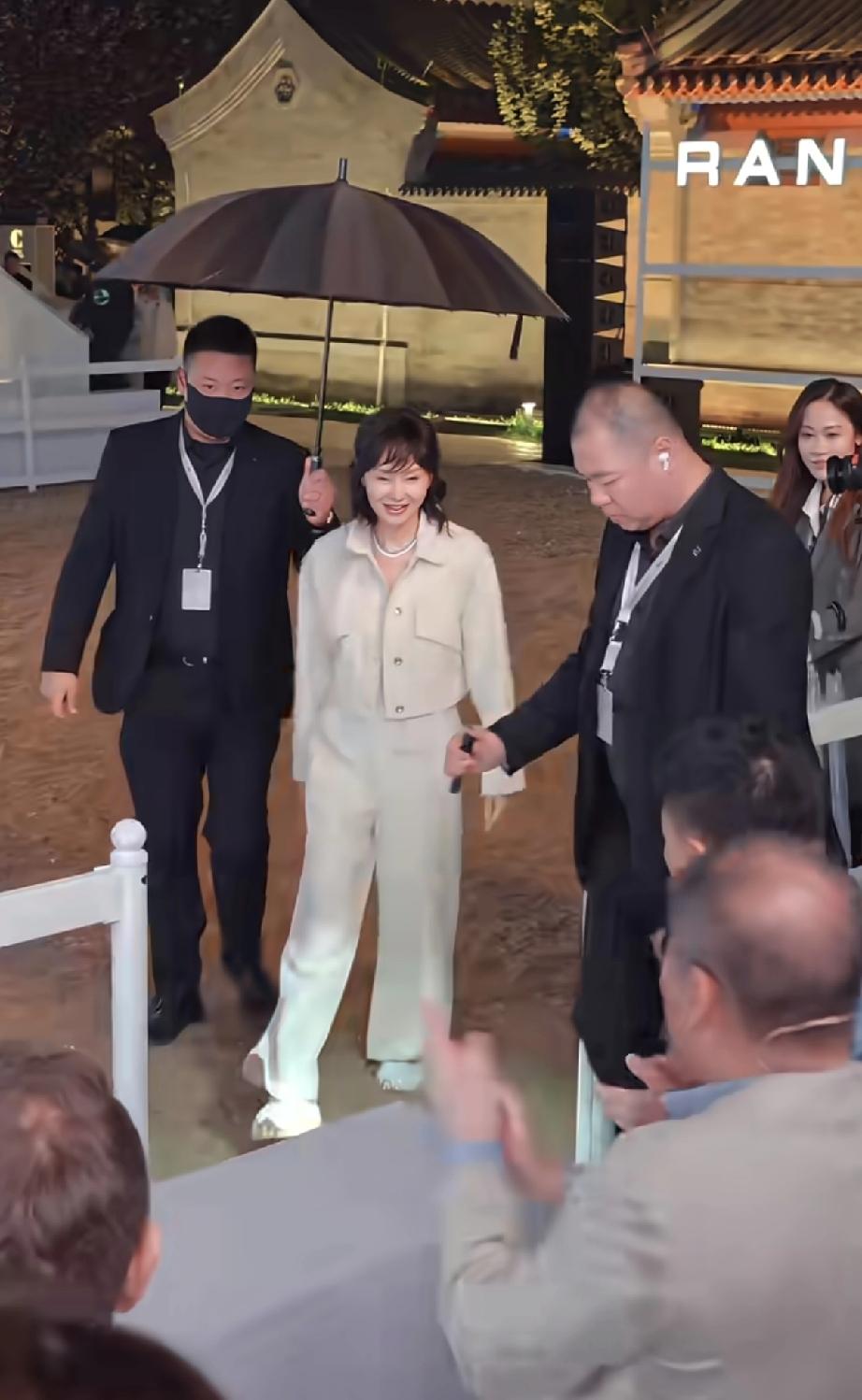 4月16日，张曼玉现身北京参加品牌活动，路人镜头下的她变化太大，差点没认出来，颧