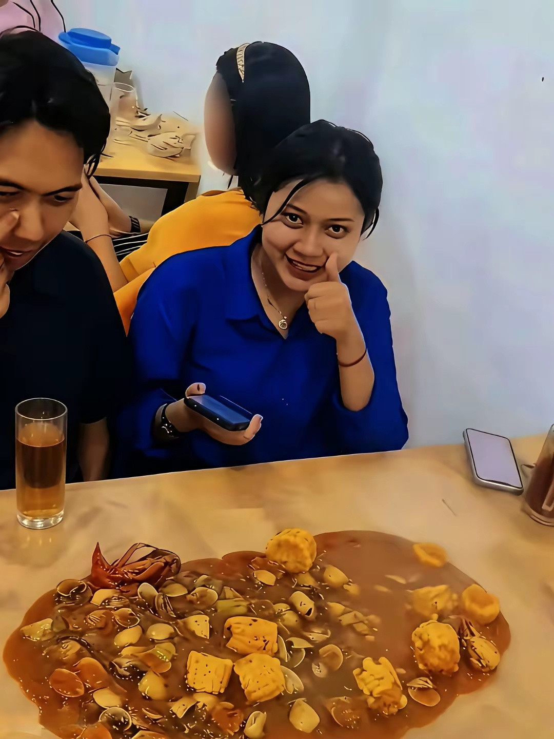 印度情侣来到中国吃饭，上菜后直接把饭菜倒桌上！三嫂对着镜头竖大拇指，两口子手抓着