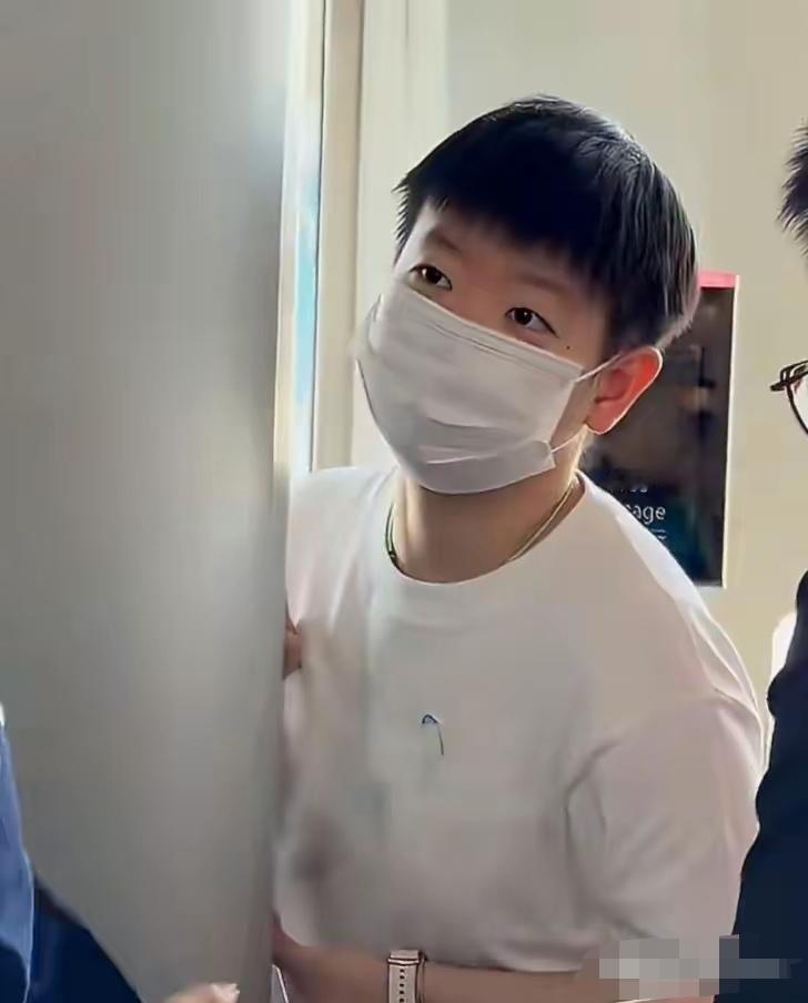 莎莎又是全新的发型莎莎的新发型来了，一如既往的干练利落又不失可爱，莎莎的新发型