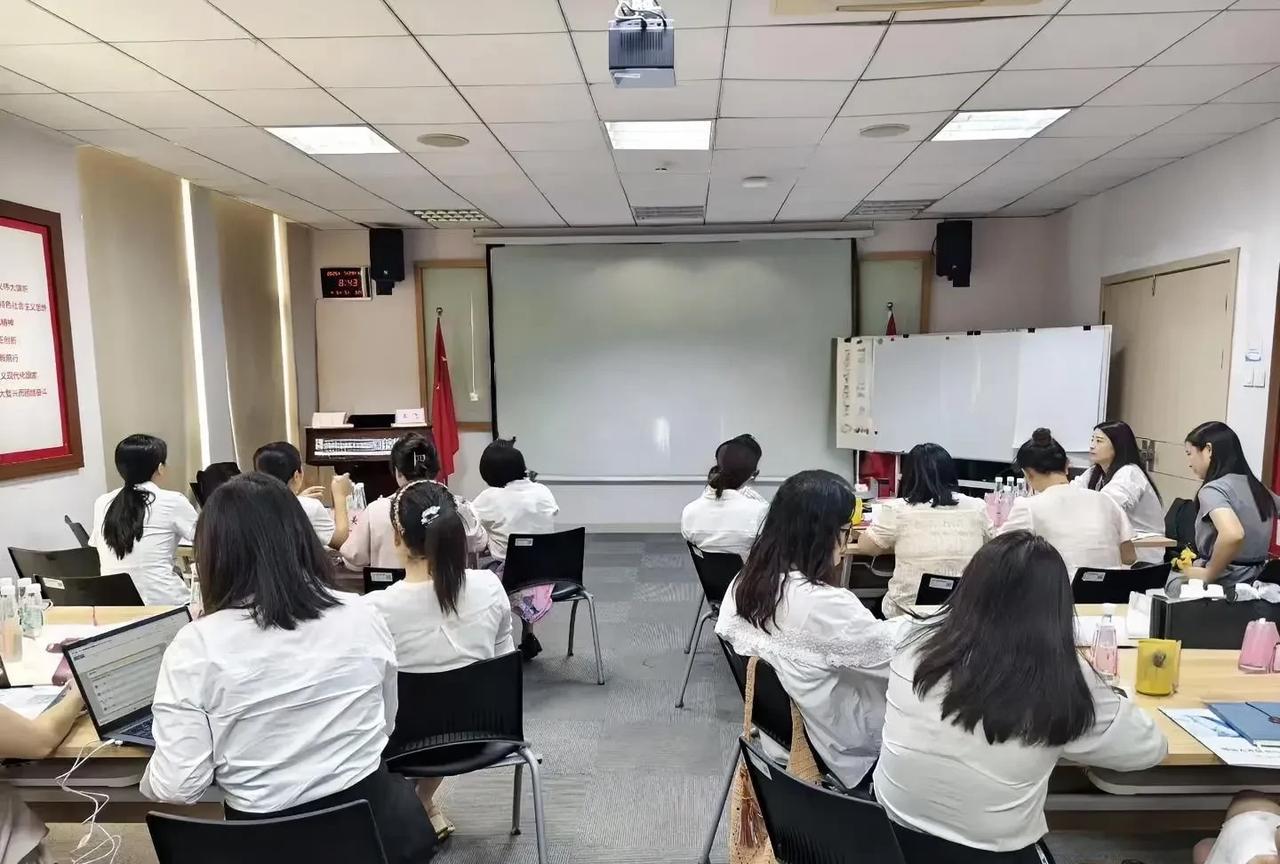 碰上这样的心机同事，也是醉了[笑着哭]公司项目部目前一共4个人，除了一个老员工在职