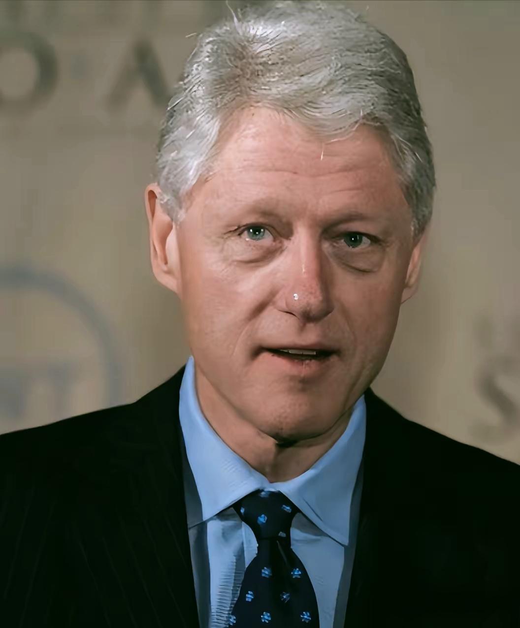 克林顿突然出来喊话，把窗户纸捅破了。他说中国早晚要超过美国，让某些人别再装