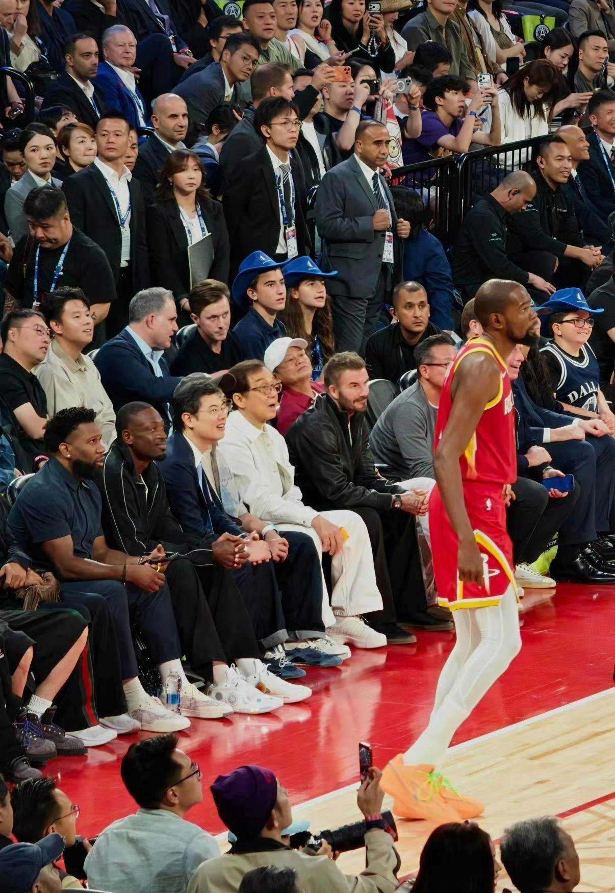 NBA中国赛澳门站，场上打得火热，场下有个画面更打动人。一位坐轮椅的观众想和马云、贝克汉姆合影，两人