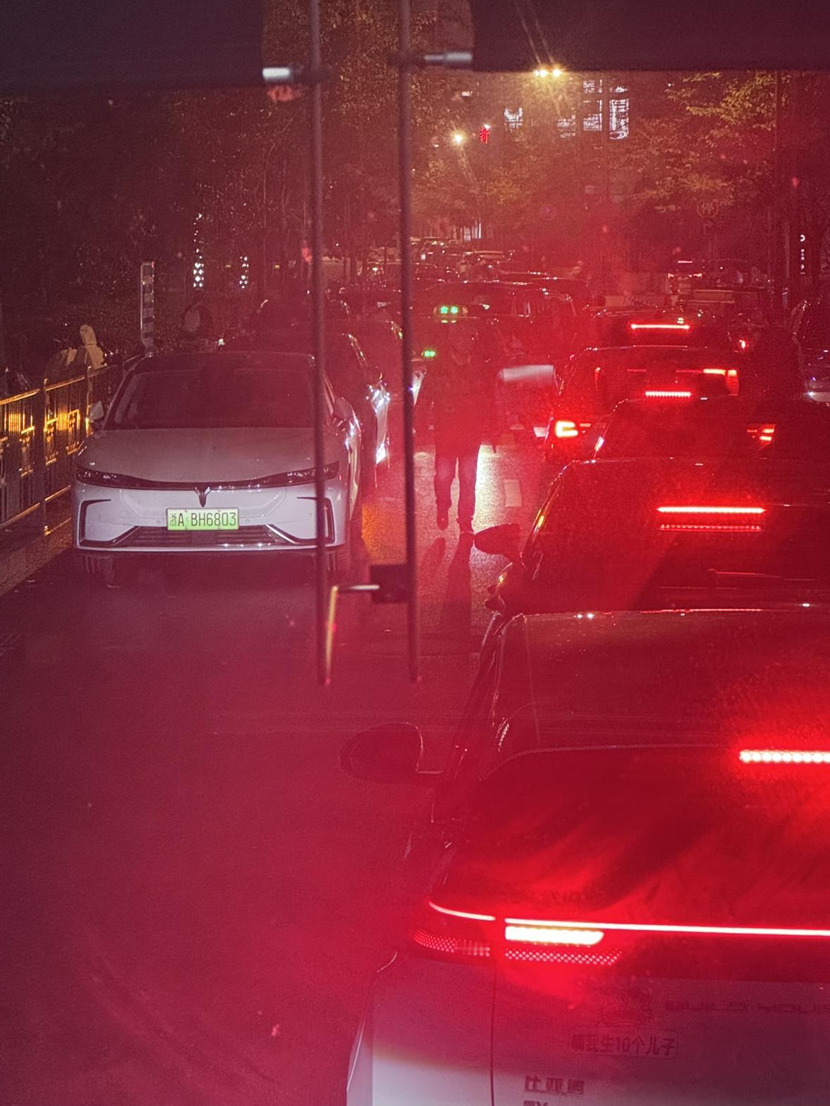 违停的处罚真的应该涨一涨了，像这种两车道直接停路边的就该给他扣个十分八分，堵了整