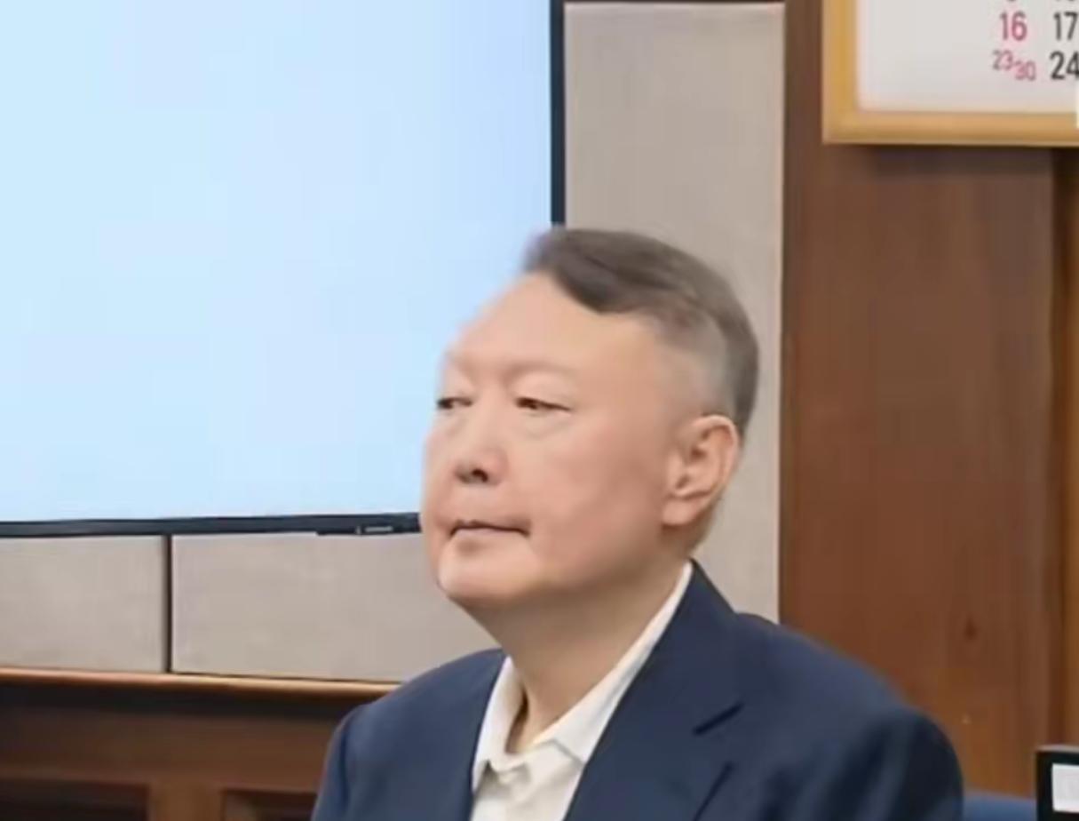 时隔85天后尹锡悦再次露面，头发花白稀松，肉眼可见的衰老9月26号当天上午，韩