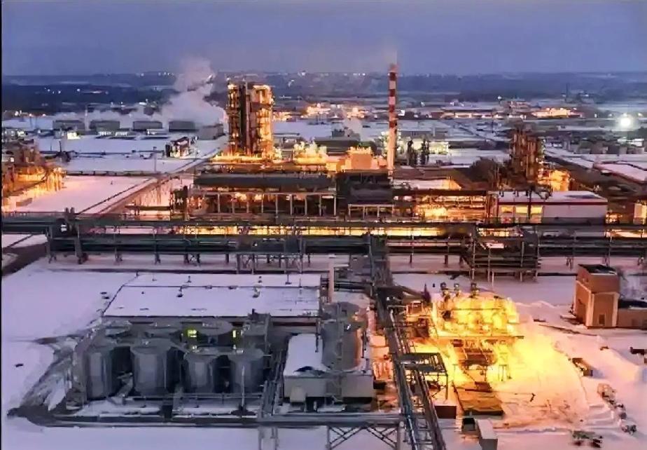 全国的电都停了，乌克兰人现在靠蜡烛和充电宝度日。外媒报道，乌克兰所有国营热电