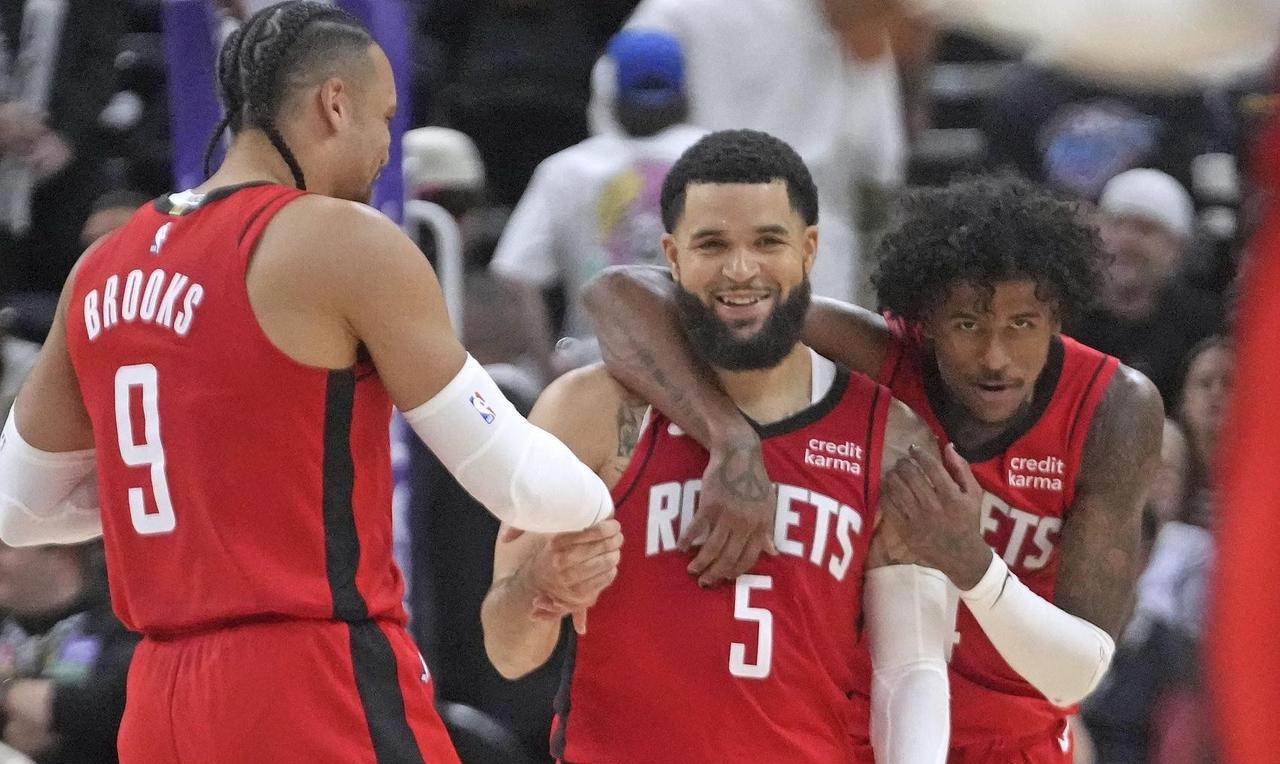 几个赛季了，申京和史密斯组成的前场，漏洞还是一直没改观，这俩真的不适合一起打前场