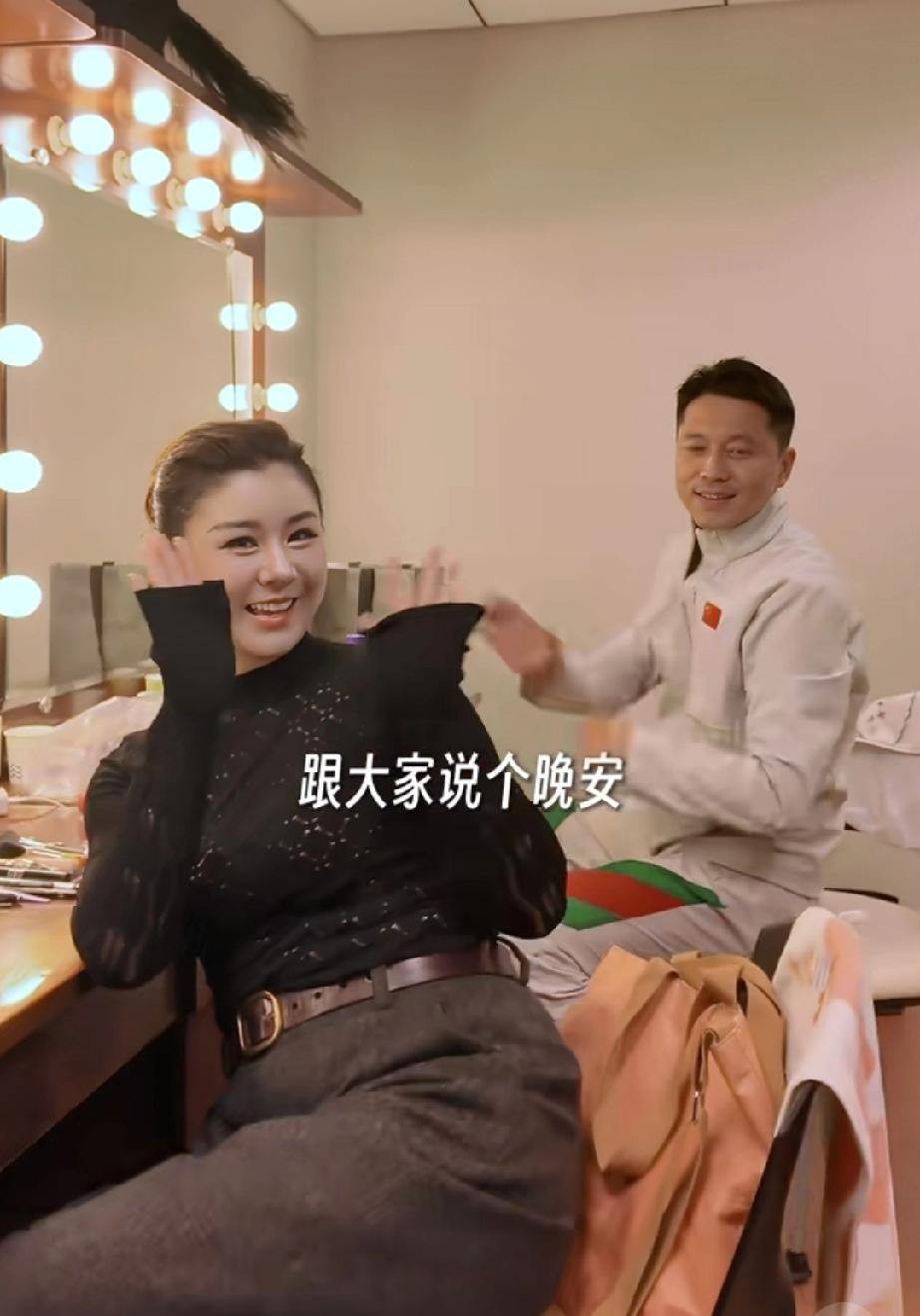 李小萌晒她和老公王雷在一起工作的后台合照，夫妻俩一起合作演话剧，共用一个化妆间，