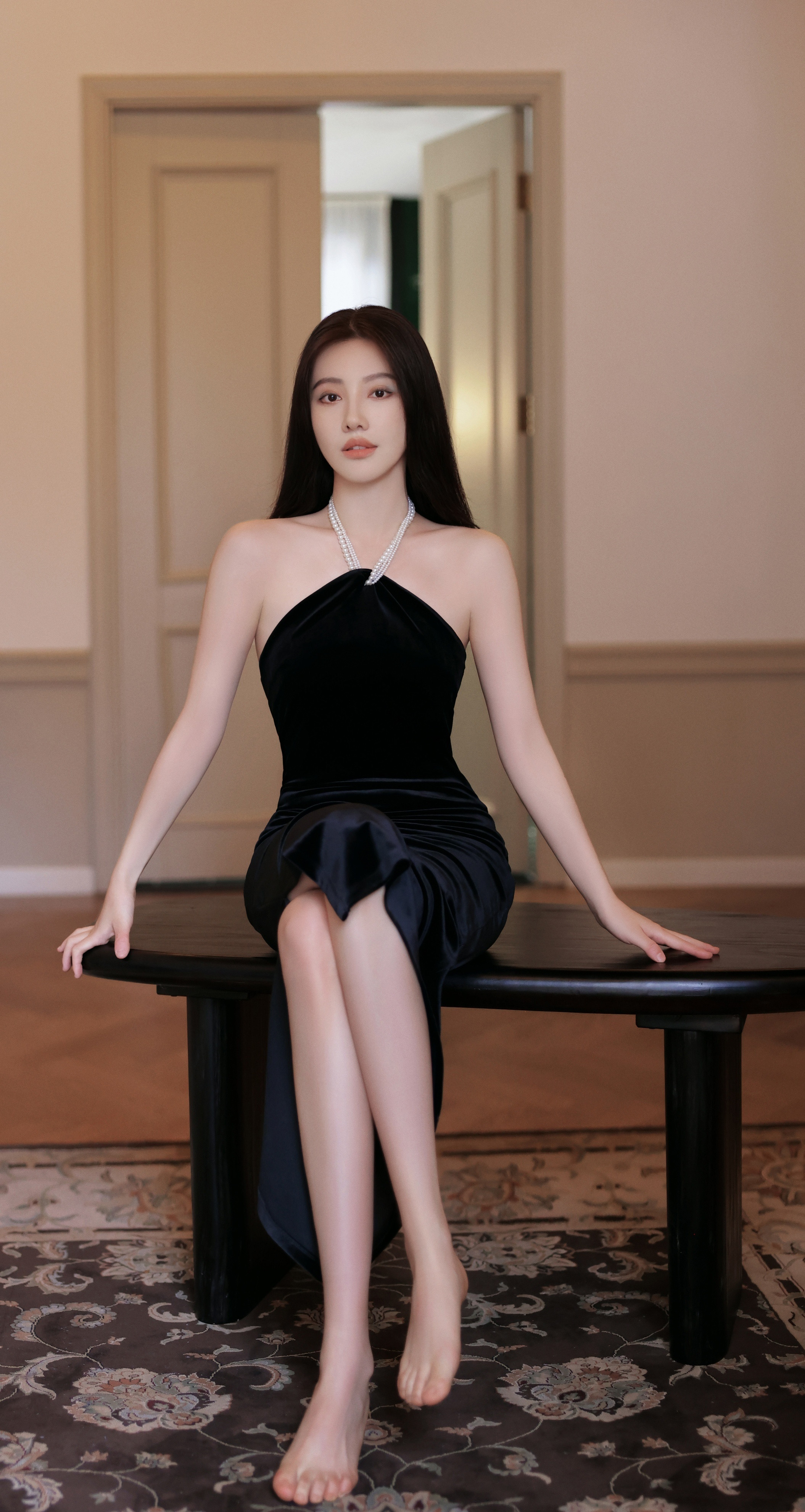 王鹤润：珍珠吊带，黑色抹胸​​​