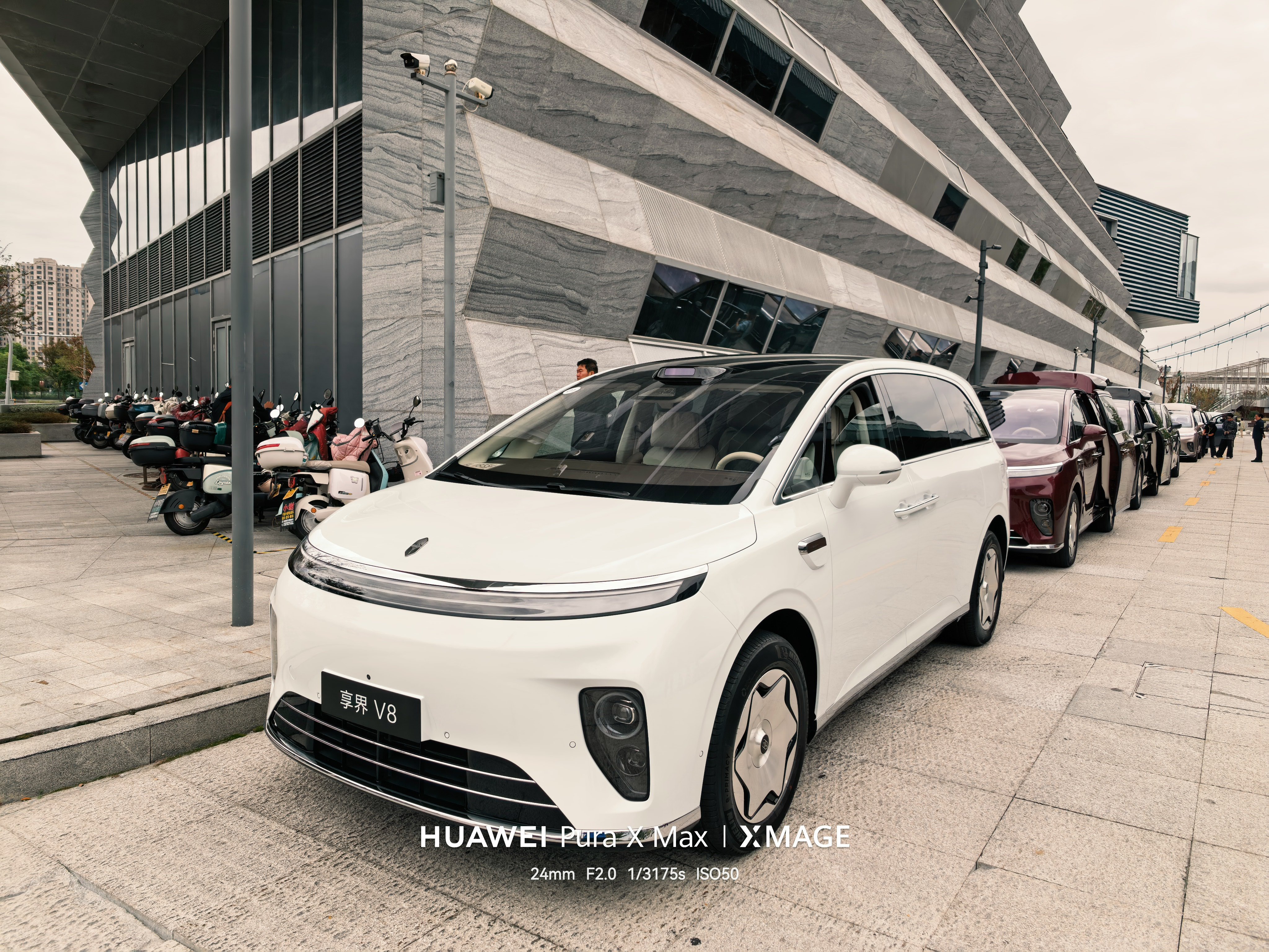 喜欢哪个颜色的享界V8？从造型来看V8就是典型的家用豪华MPV的定位……享界v8