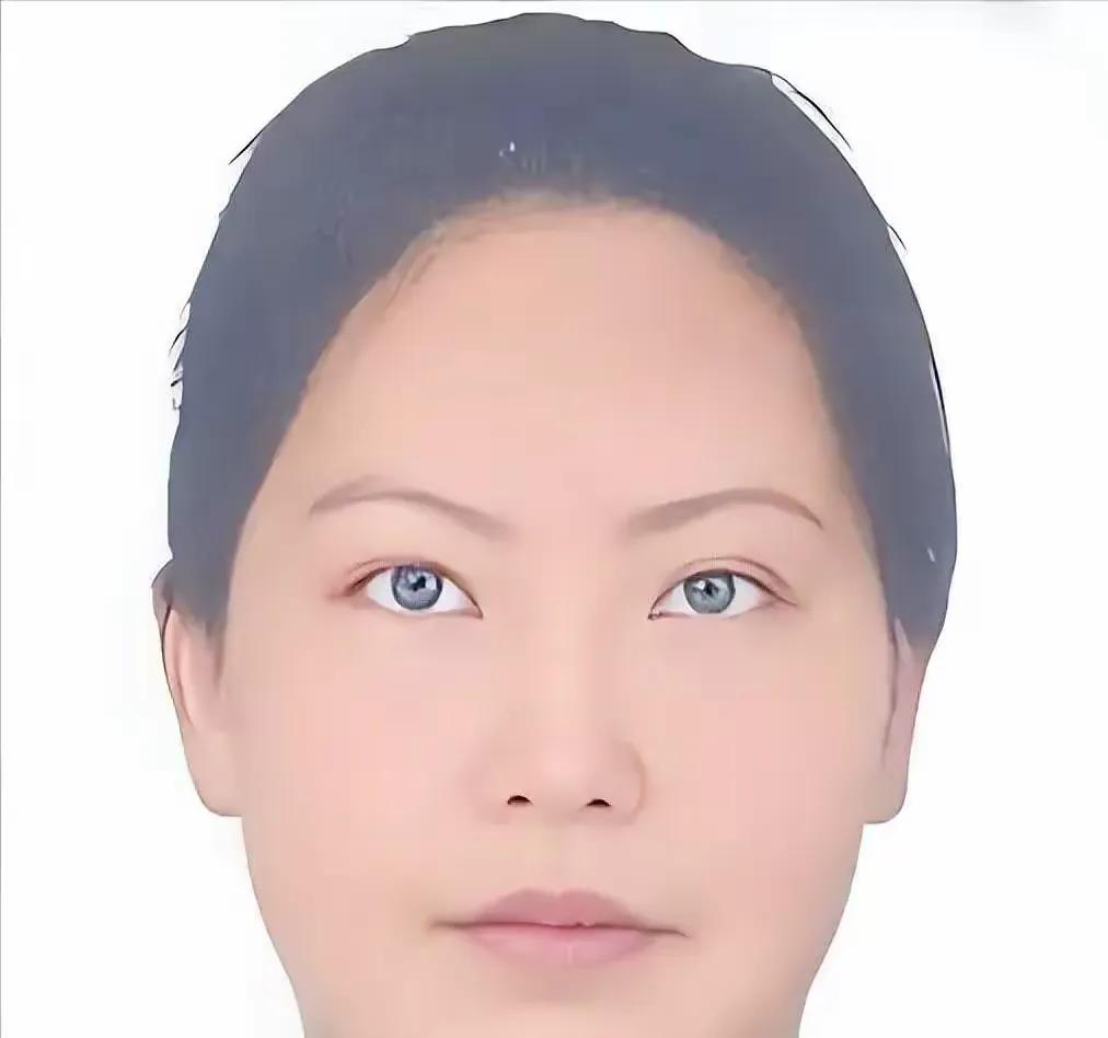 下午一点，广东中山得宝家私城的四楼走廊，监控探头的红灯一闪一闪。43岁的女老板何