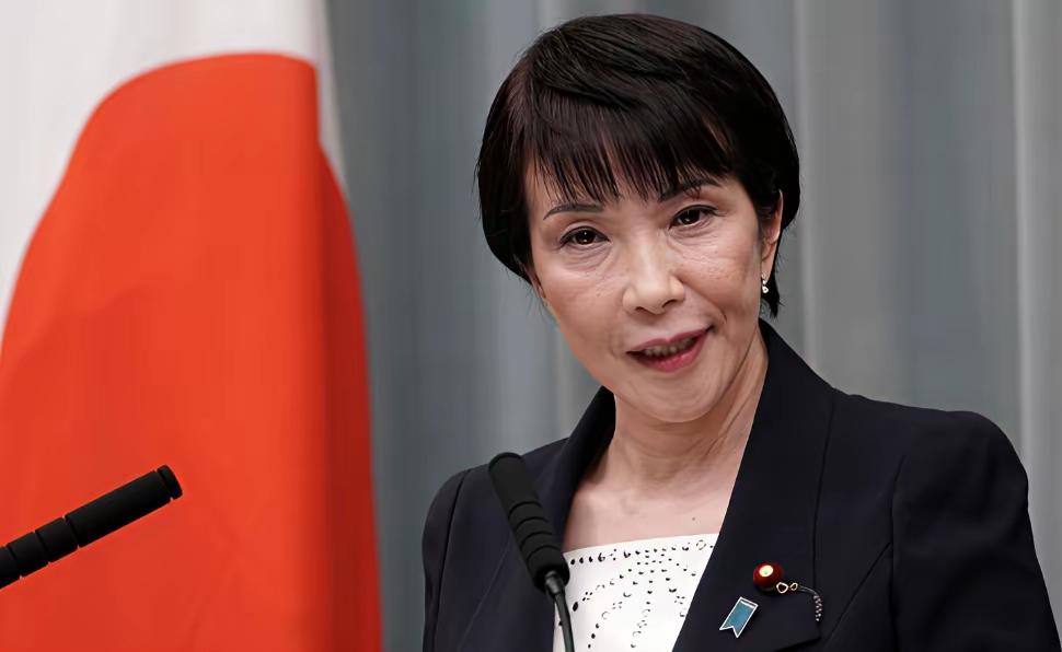 开始上强度了，就差直接发射，让它喂鱼去。F15被我们的歼-15战机火控雷达照射