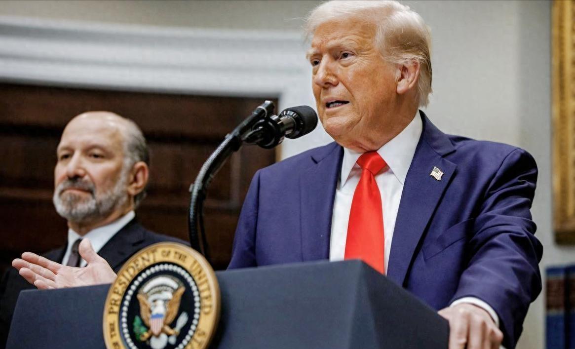 美国只有3.4亿人口，中国人口是14亿，然而美国3.4亿人的消费，却能拿捏全世界，凭什么呢？凭的是美