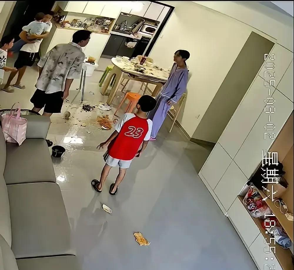 鸡蛋男后续！现在视频里面的女人已经回到了自己佛山的娘家，关于是否离婚的问题，她