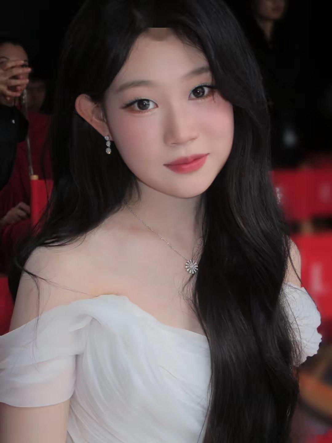 沈佳润她之所以这么早就出圈，除了她爸是小沈阳以外，还有很重要的一点，那就是她天生