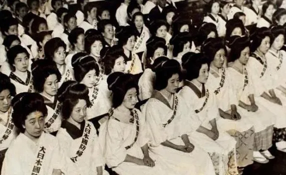 1940年，一个日本士兵正准备接受慰安妇的服务。然而，当他扑向女子时才发现，慰安