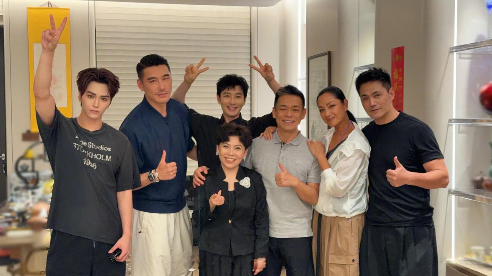 黄晓明这清新感的造型，还蛮帅气的7月10日，黄晓明晒合影，胡兵、瞿颖、邵兵、孙浩