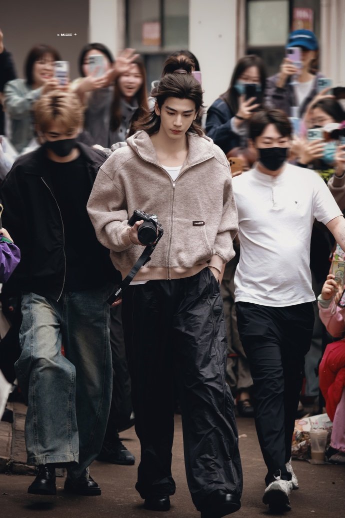 张凌赫小胡渣张凌赫顺毛胡茬完全男大张凌赫小胡茬，张凌赫顺毛胡茬完全男大，谁懂性