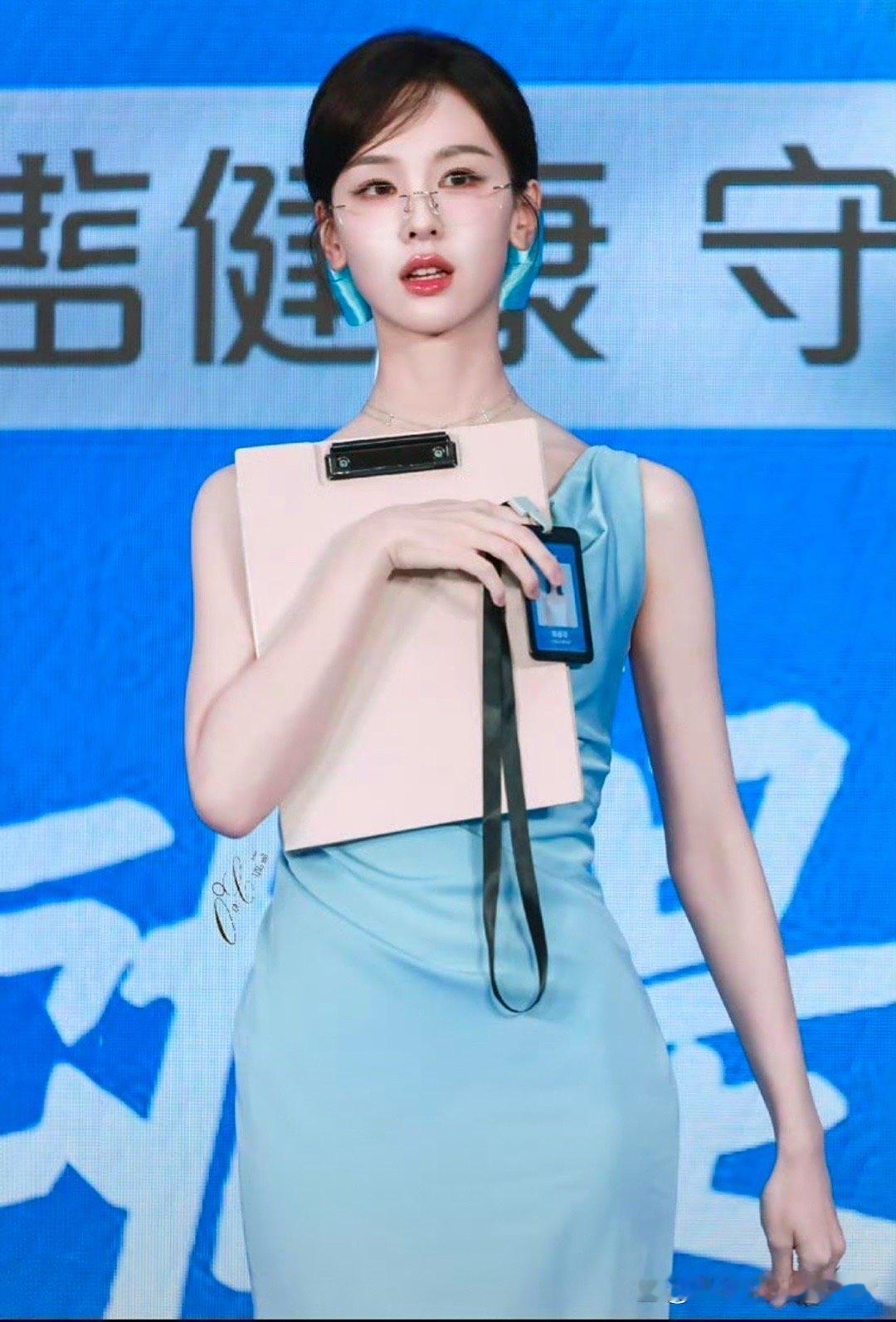给陈都灵戴无框眼镜的人简直是天才这也太美了吧​​​