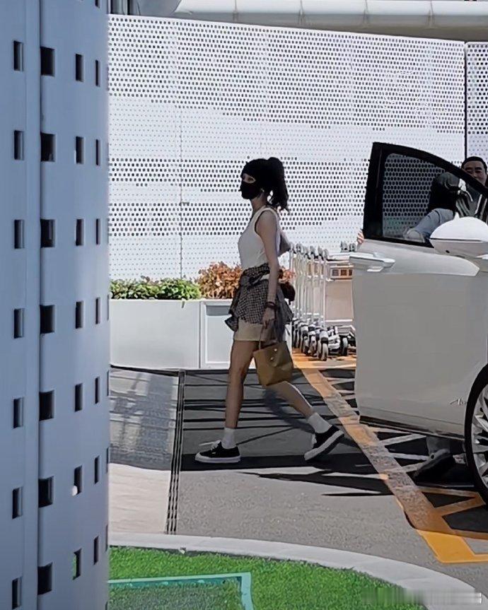 你敢相信这是一位快40岁的女明星私服...
