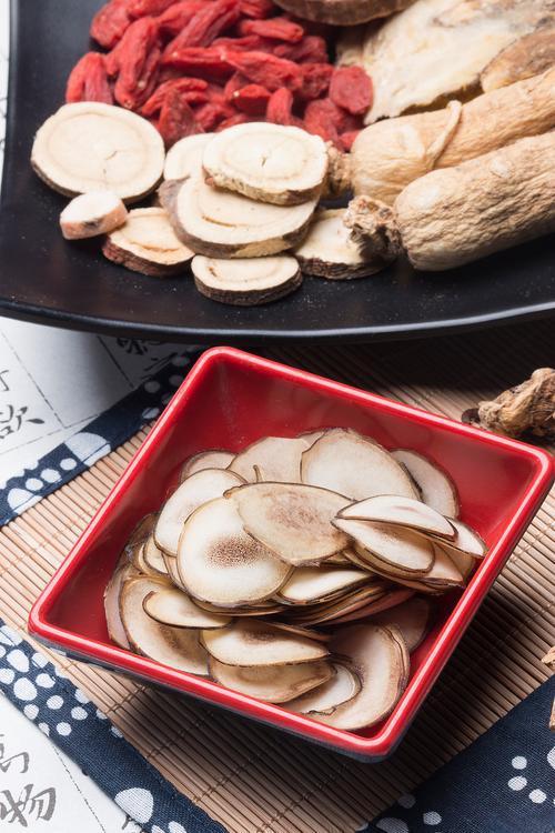 颈动脉斑块，丹参泡水有用吗？老中医告诉你真相 很多人查出颈动脉斑块，第一反应