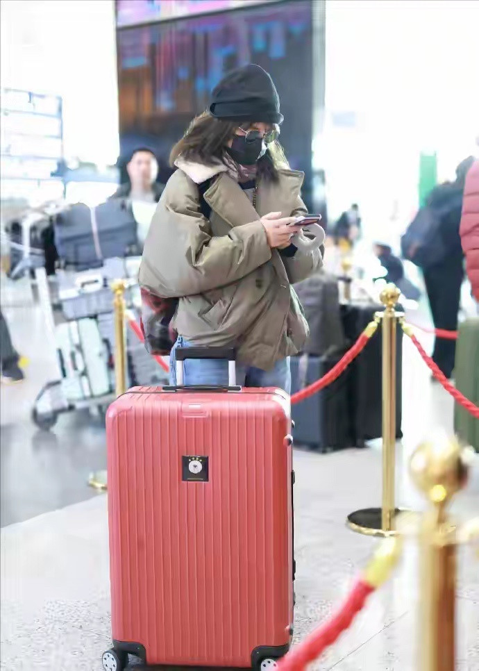 赵薇低调回老家探亲，怕被人认出，全副武装就连指甲油都抹去了