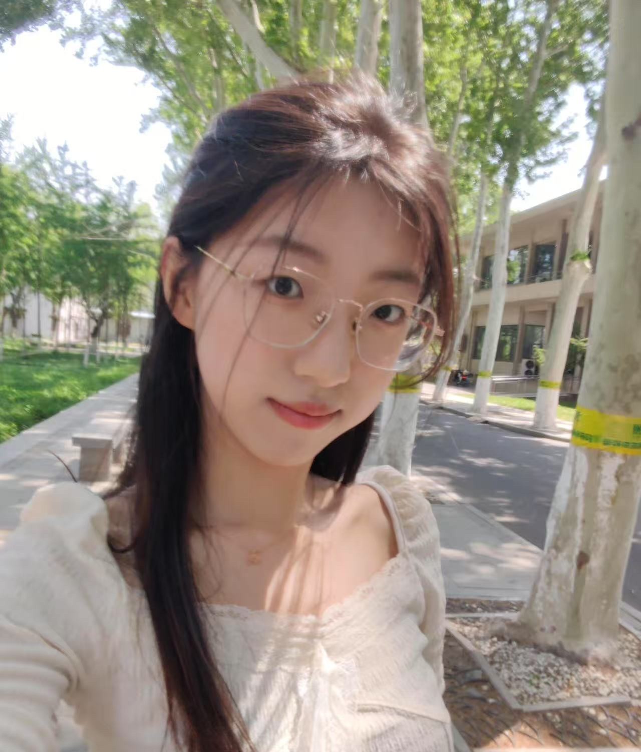 结了婚的女人要注意和其他男人保持距离这一点非常重要！男人是很介意