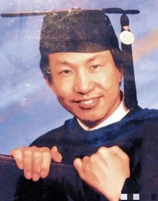 2006年，华裔核物理博士蒋国兵移民加拿大后，为了生存下去，放下了天之骄子的身段