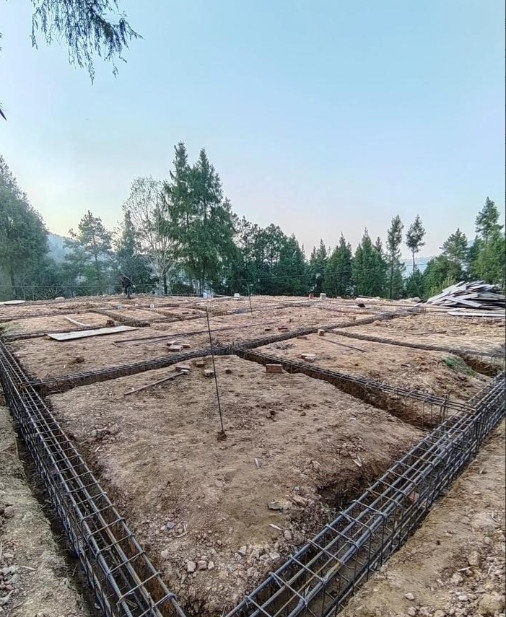 农村自建房地基真相！9根桩花4万到底值不值？回老家建房本以为是省钱选择，直到看