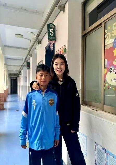 南京12岁“空翻少年”夺冠回国，班主任许老师一句话看哭网友。这孩子在国外拼下个