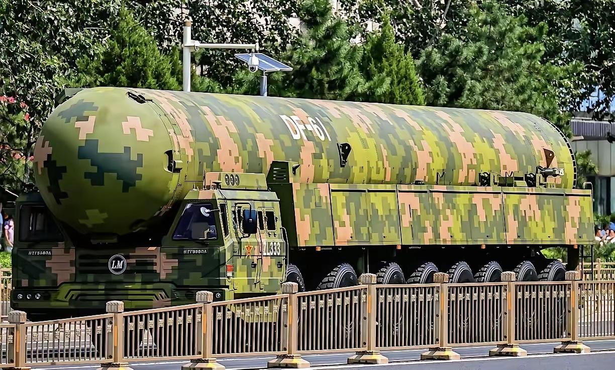 美军出动B-2隐身轰炸机从本土起飞，飞行员登机前灌肠排便，还要带尿不湿飞行十几个