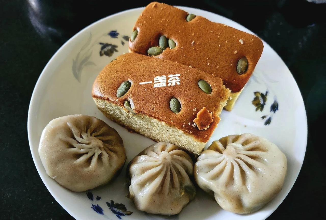早晨刚起床，老头用嘶哑的声音跟我说嗓子疼得一宿没睡好觉。我问他:“到底是怎么个